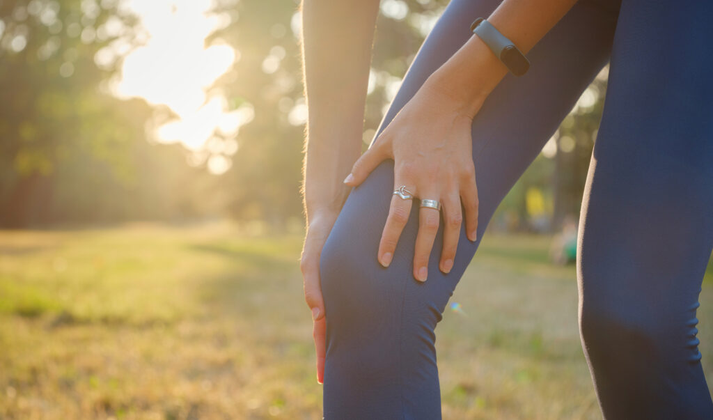 Woman experiencing knee pain linked to autoimmune disease